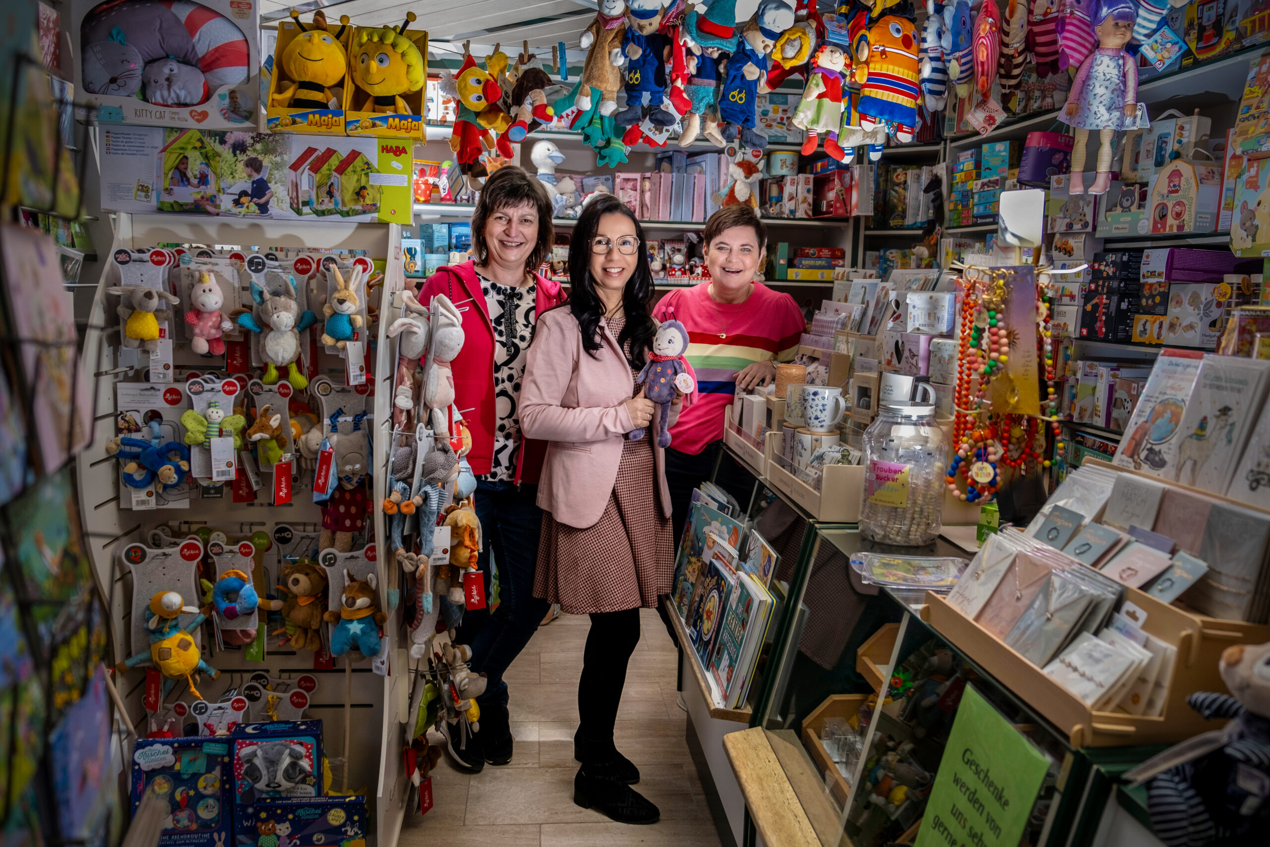 Beate Koch (v. l.), Chefin Diana Hofmann und Ulrike Bormann setzen im Spielzeugladen in Aschersleben auf die Vorzüge von Social Media.Fotos (3): Andreas Stedtler