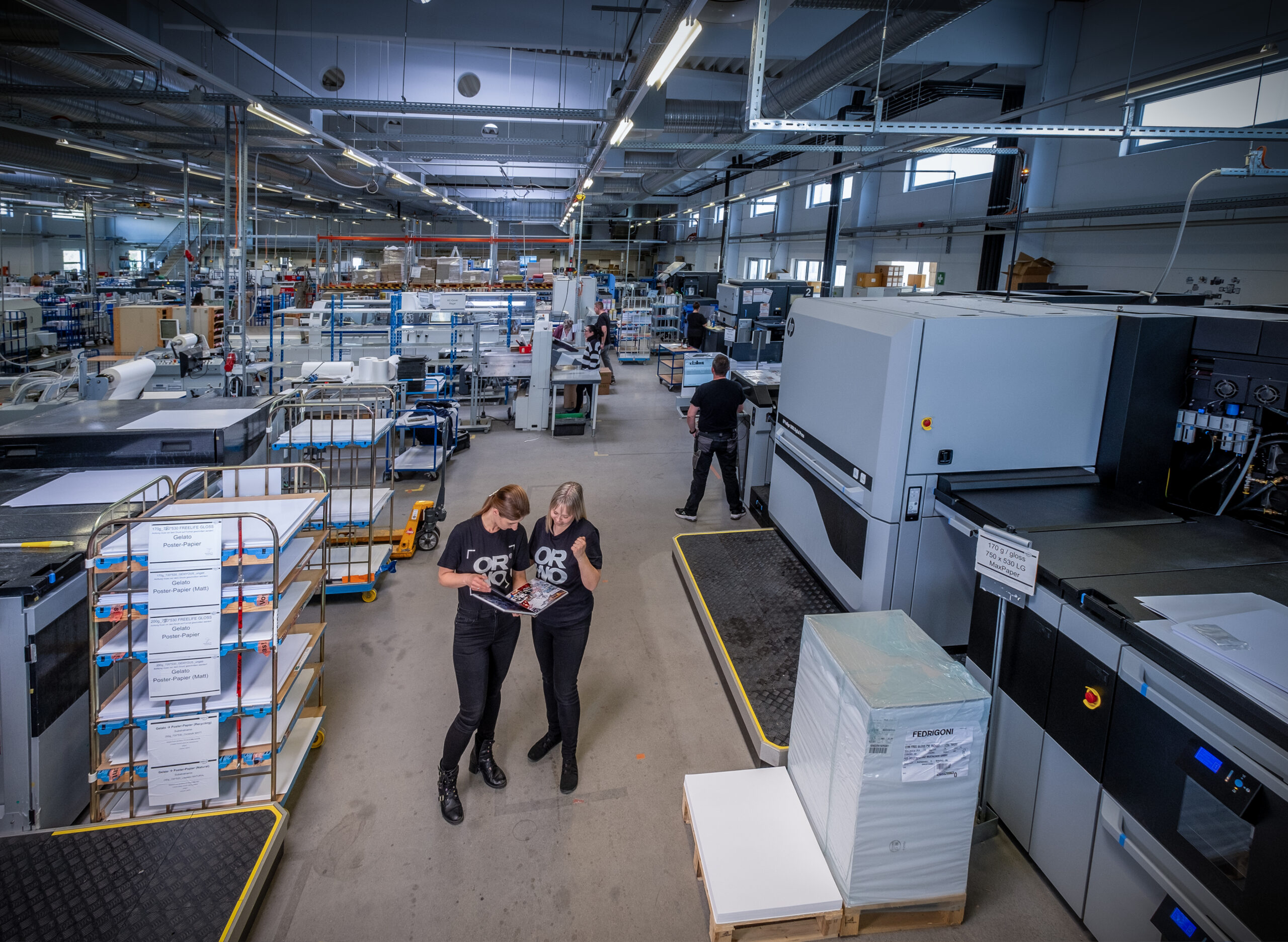 Die Mitarbeiterzahl des Fotogroßlabors Orwo ist seit 2003 von 30 auf mehr als 300 angestiegen. Unternehmenssprecherin Stefanie Voit (r.) hat alle Produktionsschritte stets im Blick. Foto: Andreas Stedtler