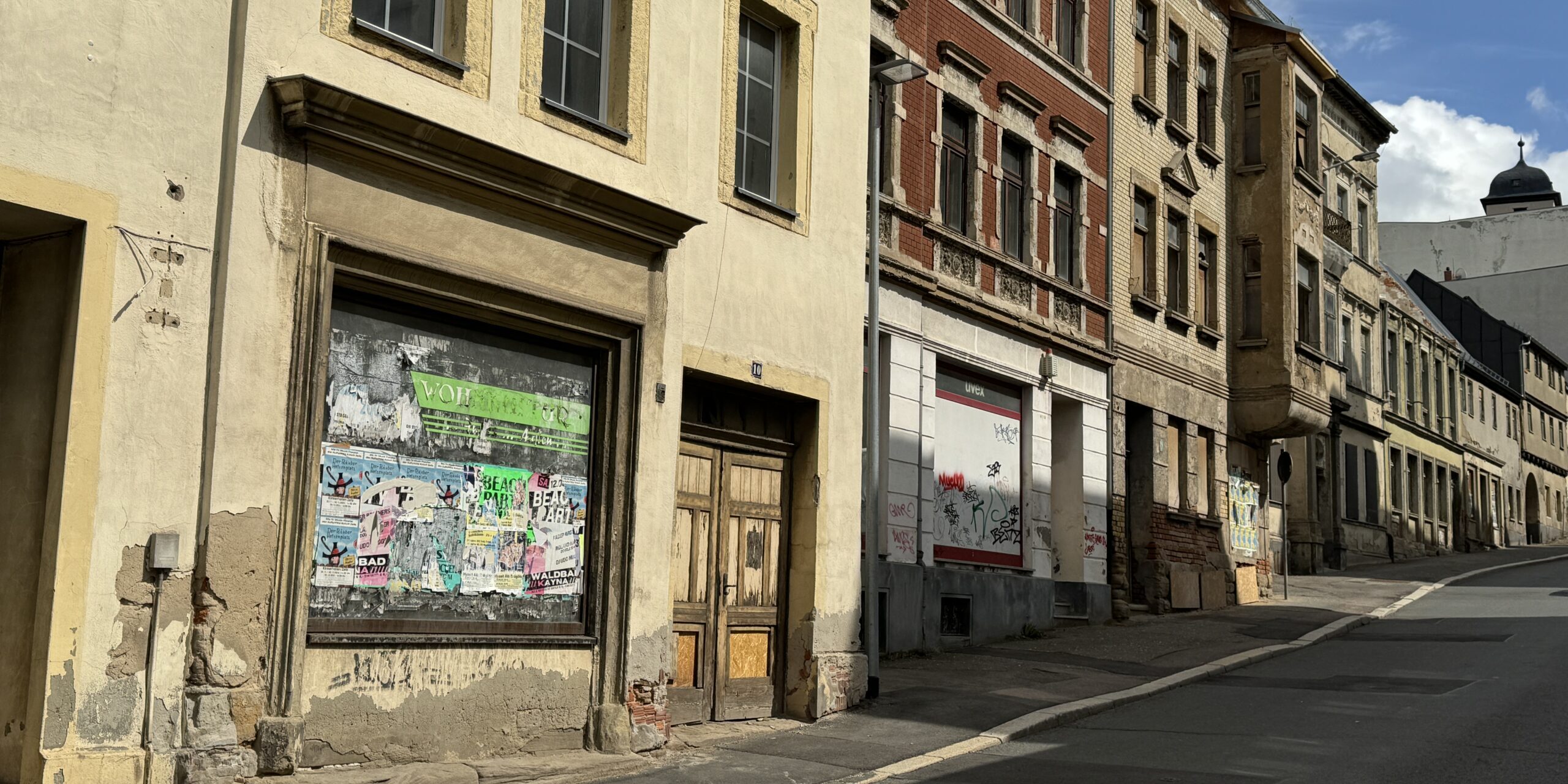 In der zentrumsnahen Rahnestraße in Zeitz stehen viele Ladenflächen leer. Ein Bild, das in etlichen Städten  Sachsen-Anhalts zu sehen ist. Foto: Andreas Stedtler